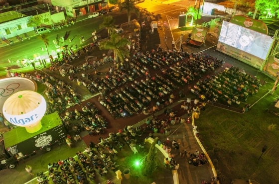 Caravana do Cine Família na Praça chega a Pará de Minas e Nova Serrana